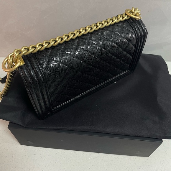 Elegant Black Quilted Crossbody Bag with Gold Hardware - Picture 7 of 10